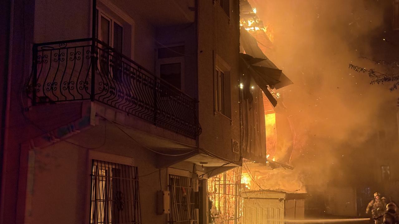 Bursa’da korkutan yangın: Alevler yan binaya sıçradı: Kundaklama şüphesi