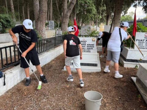 Bursada cocuklar sehitleri unutmadi iznik sehitligini gullerle donattilar INCm1rKk
